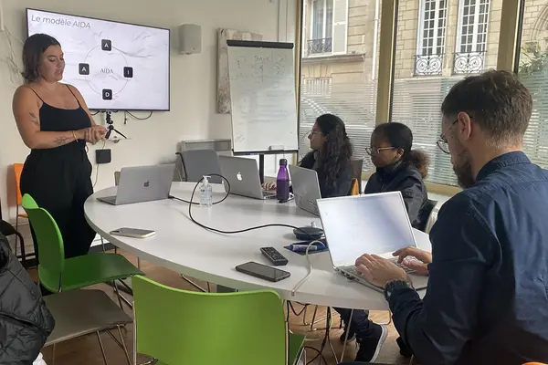 Réorientation Janvier 2026 : Ne perdez pas votre année, lancez votre carrière dans la Com’ et le Design !