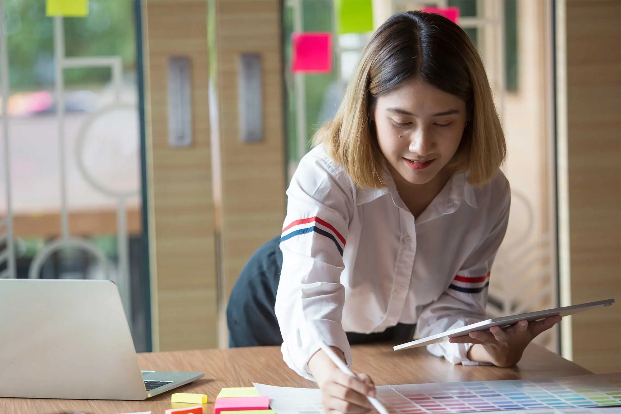 Alt : Candidat préparant une candidature directe dans une école de communication hors Parcoursup