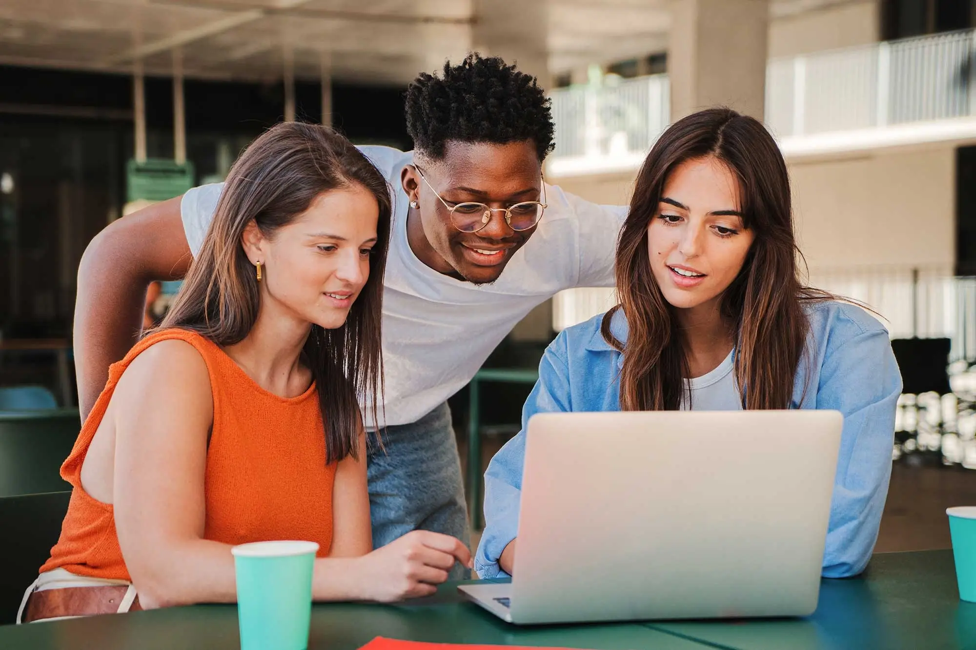 Étudiante recherchant une formation en communication ou design après les résultats Parcoursup 2026