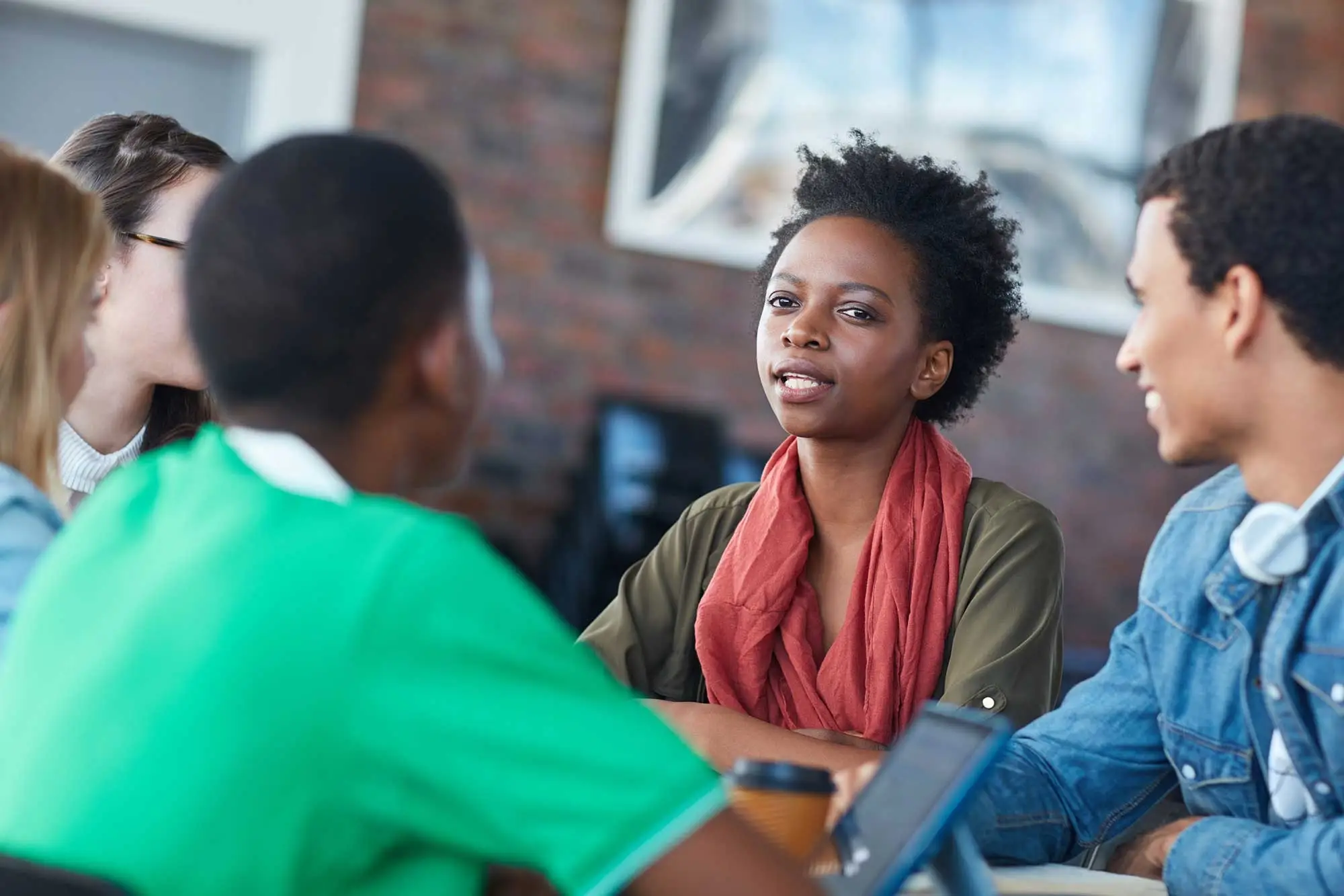 Étudiants en alternance dans une formation en communication et marketing digital à EDTA Sornas