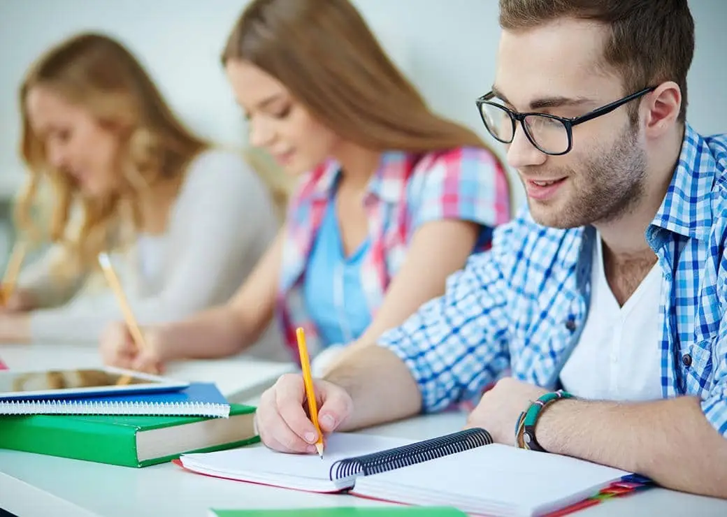 trois-etudiants-crayons-1040x740_Grande